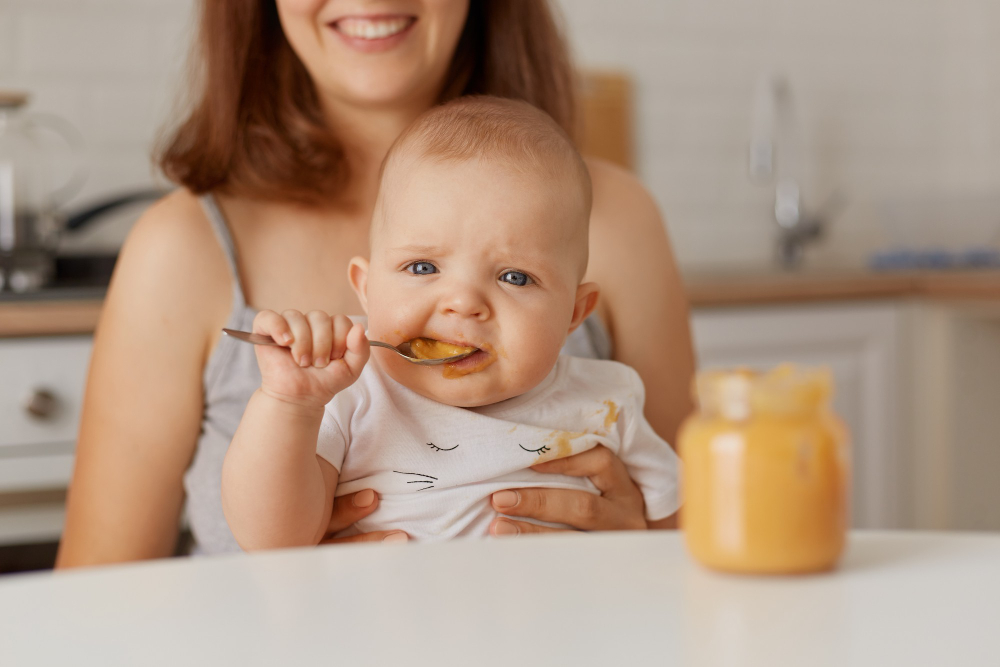 When Do Babies Start To Feed Themselves With A Spoon?