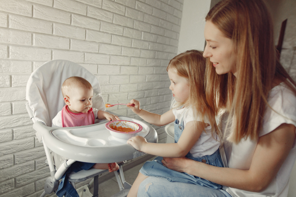 Safety Considerations: When Do Babies Start To Feed Themselves With A Spoon